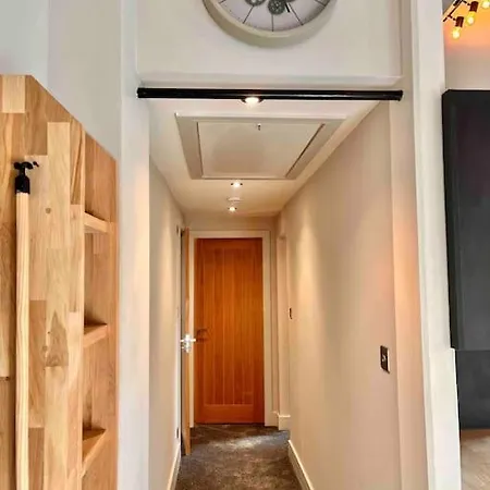 Potters Loft, Centre, Parking, Access *